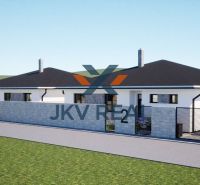 Exkluzívna Ponuka: Moderné Novostavby Rodinných Domov v Tesnej Blízkos - Rodinný dom v Hnojnách s garážou, moderná fasáda, spevnený plot a upravený trávnik.
