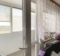 Predaj 3-izbový byt s loggiou a šatníkom – Kyjevská ul., Michalovce - Interiér 3-izbového bytu s balkónovými dverami a závesmi.