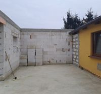 Rodinný dom Čachtice - Stavba rodinného domu na Pionierskej ulici v Čachticiach s množstvom tvárnic.