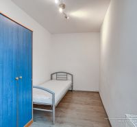 Dva rodinné domy na jednom pozemku v prestížnej lokalite Spiegelsall - Jednolôžková izba v rodinnom dome s podlahou s dreveným dekorom a modrou skriňou.
