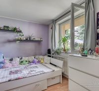 Dva rodinné domy na jednom pozemku v prestížnej lokalite Spiegelsall - Detská izba s posteľou, hračkami a poličkami, podlaha s dreveným dekorom.