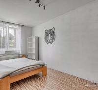 Dva rodinné domy na jednom pozemku v prestížnej lokalite Spiegelsall - Spálňa s priestorom na nábytok a podlahou s dreveným dekorom v rodinnom dome.