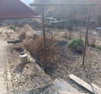 Na predaj chalupa  Banská Hodruša v tichej lokalite - Dvor na ulici Banská Hodruša pri rodinnom dome, záhrada s drevenými konštrukciami.