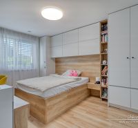 4-izbový rodinný dom v lukratívnej časti Trnavy Kamenáč - Interiér spálne v rodinnom dome s posteľou a skriňou, podlaha s dreveným dekorom.