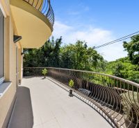 KARLOVA VES- Vila s investičným potenciálom a tromi samostatnými bytmi - Balkón rodinného domu na ulici Nad ostrovom v Bratislave - Karlovej Vsi s výhľadom na zeleň.