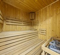 KARLOVA VES- Vila s investičným potenciálom a tromi samostatnými bytmi - Sauna s dreveným obkladom v rodinnom dome.