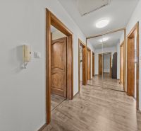 KARLOVA VES- Vila s investičným potenciálom a tromi samostatnými bytmi - Chodba v rodinnom dome s podlahou s dreveným dekorom a zrkadlovou skriňou.