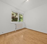 KARLOVA VES- Vila s investičným potenciálom a tromi samostatnými bytmi - Prázdna miestnosť v rodinnom dome s podlahou s dreveným dekorom a veľkým oknom.