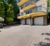 KARLOVA VES- Vila s investičným potenciálom a tromi samostatnými bytmi - Rodinný dom na ulici Nad ostrovom, Bratislava - Karlova Ves s veľkou príjazdovou plochou.