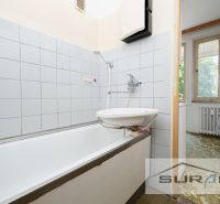 PREDAJ | 4-izbový byt s loggiou | Bullova ulica | Bratislava - Kúpeľňa so staršou vaňou a obkladačkami v 4-izbovom byte.