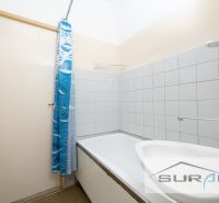 PREDAJ | 4-izbový byt s loggiou | Bullova ulica | Bratislava - Kúpeľňa s vaňou a modrým sprchovým závesom v 4-izbovom byte.