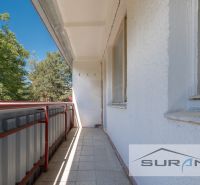 PREDAJ | 4-izbový byt s loggiou | Bullova ulica | Bratislava - Balkón 4-izbového bytu na Bullovej ulici v Bratislave - Dúbravke, s výhľadom na zeleň.