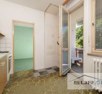 PREDAJ | 4-izbový byt s loggiou | Bullova ulica | Bratislava - Kuchyňa s kobercom, balkónom, zelenou tapetou, ideálna pre 4-izbový byt.