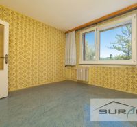 PREDAJ | 4-izbový byt s loggiou | Bullova ulica | Bratislava - Izba s vintage tapetou a veľkým oknom, podlahou s dreveným dekorom.