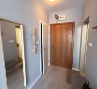 Moderná garsónka (41 m²) s výhľadom na bazén – Rezort ANTARES - Garsónka so zrkadlom, drevenou lavičkou a podlahou s dreveným dekorom.