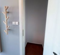 Moderná garsónka (41 m²) s výhľadom na bazén – Rezort ANTARES - Dvere so vstupom do malej miestnosti v garsónke, vedľa stena s vešiakom.