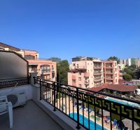 Moderná garsónka (41 m²) s výhľadom na bazén – Rezort ANTARES - Balkón Garsónky na Slnečnom pobreží s výhľadom na bazén a apartmánové domy.