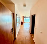 3-izbový apartmán v prvej línii pri mori s Aktom 16 - Chodba v 3-izbovom byte s výhľadom na more, dlažba na podlahe.