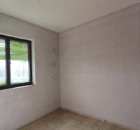 3-podlažný vínny domček s vinicou v obci Vinica, okr. V. Krtíš. - Izba s tapetami v Viniciach, okno s roletou, podlaha s dreveným dekorom.