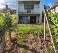 3-podlažný vínny domček s vinicou v obci Vinica, okr. V. Krtíš. - Trojposchodový dom obklopený vinicami vo Vinici za slnečného dňa.