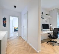 NA PRENÁJOM I 3 izbový byt v centre mesta I BRATISLAVA - Pracovný kút v 3-izbovom byte s podlahou s dreveným dekorom a štýlovým zariadením.