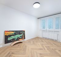 NA PRENÁJOM I 3 izbový byt v centre mesta I BRATISLAVA - Prázdna izba s obrazom na stene, podlaha s dreveným dekorom.