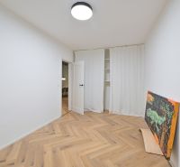 NA PRENÁJOM I 3 izbový byt v centre mesta I BRATISLAVA - Izba v 3-izbovom byte s podlahou s dreveným dekorom a svetlým interiérom.