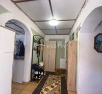 NA PREDAJ 6-IZB. RODINNÝ DOM, Senica – Čáčov - Chodba v rodinnom dome s oblúkmi, skrinkami a kobercovým chodníkom na dlaždicovej podlahe.