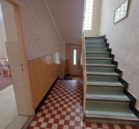 Pekný rodinný s nádherným výhladom. - Chodba s kachličkovou podlahou a schodami v rodinnom dome, vedľa miestnosť s posteľou.