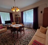 Pekný rodinný s nádherným výhladom. - Obývacia izba v rodinnom dome so starožitným nábytkom, koberec a záclony pre útulnú atmosféru.