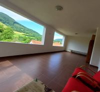 Pekný rodinný s nádherným výhladom. - Priestranný balkón s výhľadom na prírodu v rodinnom dome v Rožňavskom Bystrom.