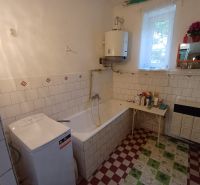 Pekný rodinný s nádherným výhladom. - Kúpeľňa v rodinnom dome s vaňou, mozaikovou podlahou a práčkou.