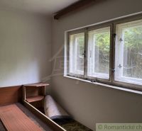 Chata na rekonštrukciu v lokalite Ružín - Bradan - Izba v chate so starým nábytkom a výhľadom na les.