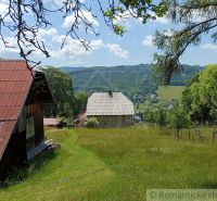 Pozemok s drevenicou na Kysuciach s krásnym výhľadom, Olešná - Exteriér chaty v Olešnej s výhľadom na zelené kopce a dedinu.