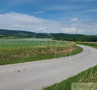 Pozemok v pekným výhľadom pri lese v obci Podkylava okr. Myjava na pre - Krajina s cestou a lúkami v Podkylave, ideálne pre pozemky - bývanie.