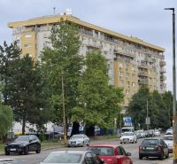 Veľký 1 izb. byt v NOVOSTAVBE Budatínska ulica, Bratislava V Petržalka - Bytový dom na Budatinskej ulici v Bratislave – Petržalke so zaparkovanými autami.