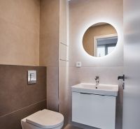 NA PRENÁJOM Luxusný 2+KK, NOVOSTAVBA, Košice- Západ - Kúpeľňa v 2-izbovom byte s okrúhlym zrkadlom a závesným WC.
