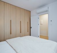 NA PRENÁJOM Luxusný 2+KK, NOVOSTAVBA, Košice- Západ - Svetlá spálňa so vstavanou skriňou a klimatizáciou v 2-izbovom byte.