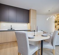 NA PRENÁJOM Luxusný 2+KK, NOVOSTAVBA, Košice- Západ - Moderná kuchyňa s jedálňou a podlahou s dreveným dekorom v 2-izbovom byte.