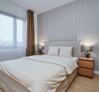 NA PRENÁJOM Luxusný 2+KK, NOVOSTAVBA, Košice- Západ - Spálne v 2-izbovom byte s veľkou posteľou, nočnými stolíkmi a lampami.