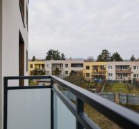 NA PRENÁJOM Luxusný 2+KK, NOVOSTAVBA, Košice- Západ - Balkón s výhľadom na obytné domy na Popradskej ulici, Košice - mestská časť Západ.