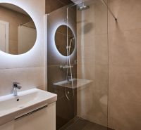 NA PRENÁJOM Luxusný 2+KK, NOVOSTAVBA, Košice- Západ - Kúpeľňa v 2-izbovom byte s pozoruhodným zrkadlom a sprchovacím kútom.