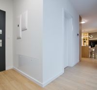 NA PRENÁJOM Luxusný 2+KK, NOVOSTAVBA, Košice- Západ - Vstupná hala do 2-izbového bytu s podlahou s dreveným dekorom a otvoreným obývačkovým priestorom.