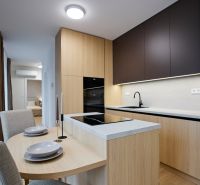 NA PRENÁJOM Luxusný 2+KK, NOVOSTAVBA, Košice- Západ - Kuchyňa v 2-izbovom byte s jedálenským sedením, podlaha s dreveným dekorom.