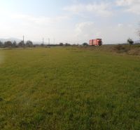 RATKOVO - pozemok 5260 m2,okr. Martin - Široká lúka pri ceste, vhodná na pozemky a bývanie, plná zelene a stromov.