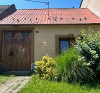 Na predaj starší rodinný dom v obci Budmerice 541m2 - Rodinný dom na Juraja Holčeka v Budmericiach s drevenými dverami a červenou strechou.