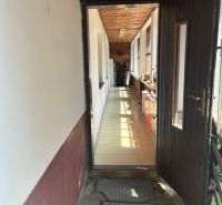 Na predaj starší rodinný dom v obci Budmerice 541m2 - Chodba s dreveným stropom vedie k presvetlenej miestnosti v rodinnom dome.