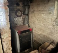 Na predaj starší rodinný dom v obci Budmerice 541m2 - Pivnica rodinného domu s kotlom a krabicou na murovanom podklade.