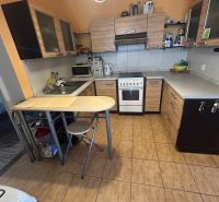 Na predaj starší rodinný dom v obci Budmerice 541m2 - Kuchyňa s drevenou kuchynskou linkou a plynovou rúrou v rodinnom dome.