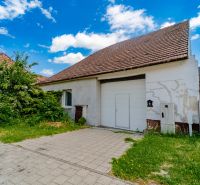Častá RD s čiastočnou rekonštrukciou a veľkým pozemkom 2934m2 - Rodinný dom na Hlavnej ulici v Častej s garážou a záhradou.